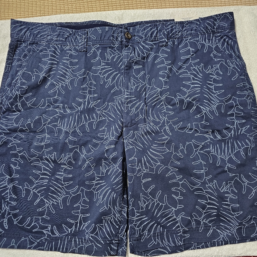 Mens St John's Bay Hiking Shorts | Blue w/ White Floral pattern | Size 44W